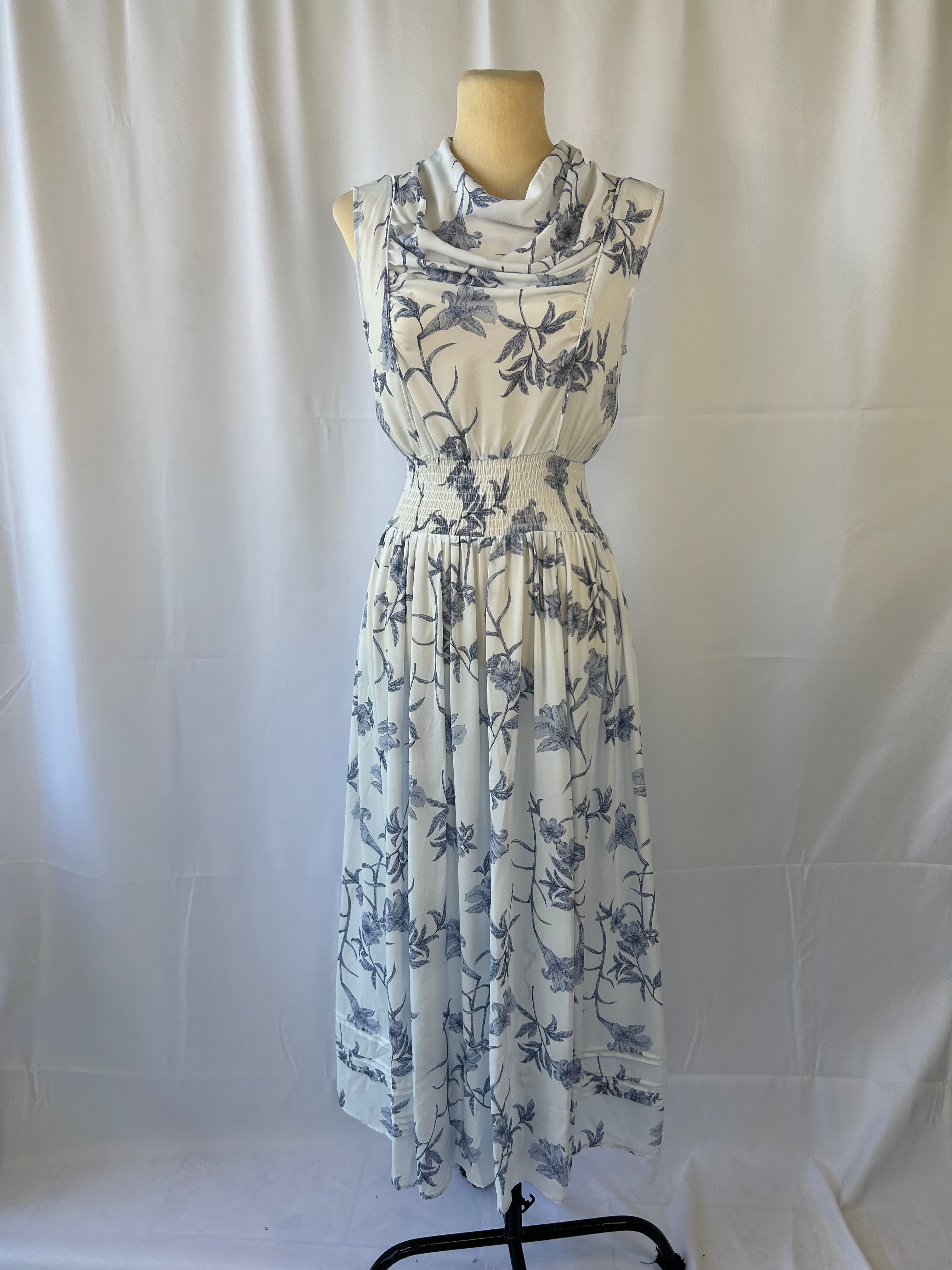 _Sleeveless Floral Dress